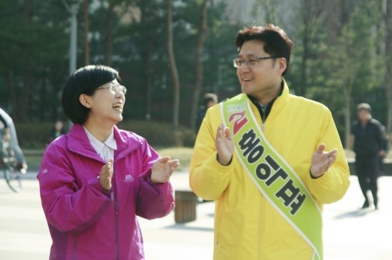 ▲ 지난해 총선을 앞두고 통진당 이정희 대표와 만나 환하게 웃고 있는 민주당 홍익표 의원. ⓒ홍익표 블로그