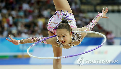 ▲ '리듬체조 요정' 손연재가 14일(현지시간) 오후 러시아 카잔 짐내스틱스 센터 경기장에서 열린 2013 하계 유니버시아드 리듬체조 개인종합 대회에서 후프 연기를 펼치고 있다.  ⓒ 연합뉴스