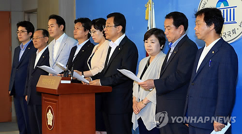▲ 새누리당 초선의원들이 15일 국회 정론관에서 기자회견을 열고 민주당 이해찬 의원의 막말 행태에 대해 항의하고 있다. ⓒ연합뉴스
