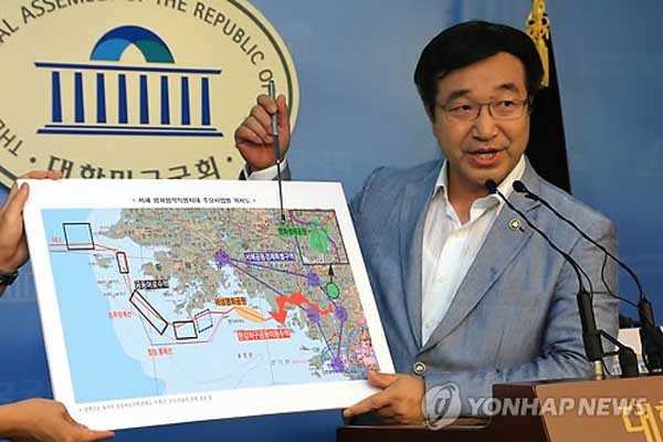 윤호중 민통당 의원이 지난 14일 국회 정론관에서 NLL 관련 지도를 공개했다. [사진: 연합뉴스]