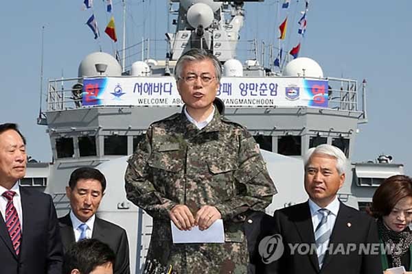 ▲ 2012년 10월 12일, 서해 2함대 방문 당시 문재인 민통당 대선후보. 이때 NLL에 관해 자세히 물으려던 기자를 향해 "됐고요, 다음은요"라고 말한 게 인터넷에 퍼지며 논란이 일기도 했다. [사진: 연합뉴스]