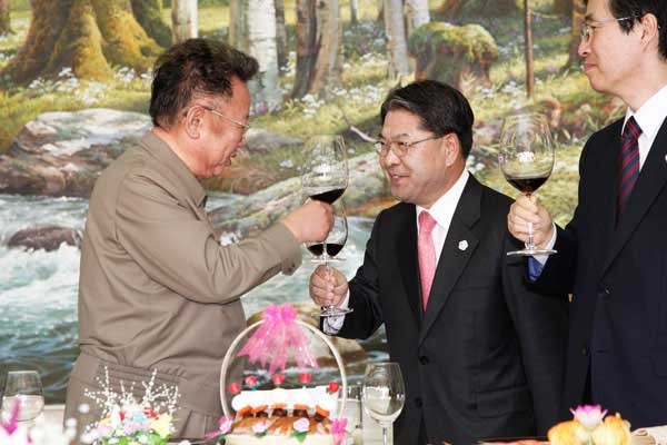 2007년 10.4 남북정상회담 당시 김정일과 건배하는 이재정 통일부 장관.