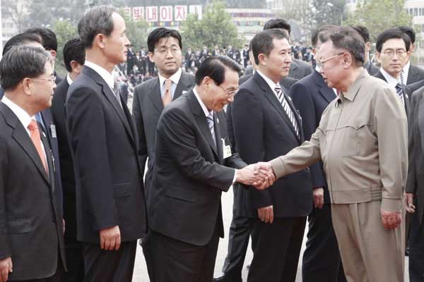 2007년 10.4 남북정상회담 당시 김정일과 악수하는 김만복 당시 국정원장. 이 사진이 공개된 뒤 엄청난 비판을 받았다.