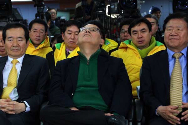 2012년 12월 19일 대선 개표 당시 박지원 의원이 개표예측방송이 나오자 천정을 보고 있다. 지금도 비슷한 심정일듯 하다. [사진: 연합뉴스]