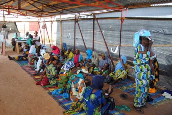 ▲ 말라리아에 걸린 아이들을 데리고 진료소를 찾은 니제르 주민들. [사진: 국경없는 의사회]