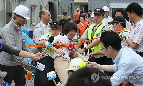 ▲ 노량진 인부 수몰사고와 관련, 16일 사고 현장에서 천호건설 박종휘 현장소장이 브리핑을 하던 도중 한 실종자 가족이 거세게 항의하고 있다. ⓒ연합뉴스