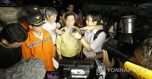 ▲ 15일 발생한 노량진 인부 수몰사고와 관련, 박원순 시장이 밤 늦게 현장을 방문해 취재진의 질문에 답하고 있다. ⓒ연합뉴스
