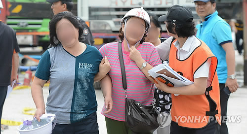 ▲ 16일 오후 서울 동작구 노량진동 상수도관 공사 수몰사고 현장에서 실종자 가족들이 오열하고 있다. ⓒ연합뉴스