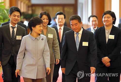 ▲ 박근혜 대통령이 16일 오전 청와대에서 열린 청년위원회 위촉장 수여식 및 제1차 회의에서 남민우 위원장(다산네트웍스 대표) 등과 함께 회의장으로 들어서고 있다. 뒷줄에는 왼쪽부터 김태원 구글코리아 팀장, 나승연 전 평창 동계올림픽 유치위 대변인, 체육인 장미란. ⓒ 연합뉴스