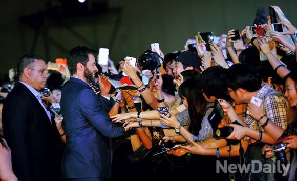 ▲ 더 울버린의 주인공 휴잭맨에게 팬들이 사인을 요청하고 있다.