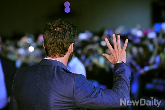 ▲ 행사장에 모인 수많은 팬들에게 손인사를 건네는 휴잭맨