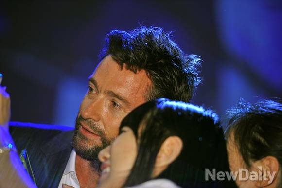 ▲ 환호하는 여성팬과 함께 셀프카메라를 찍고 있는 휴잭맨