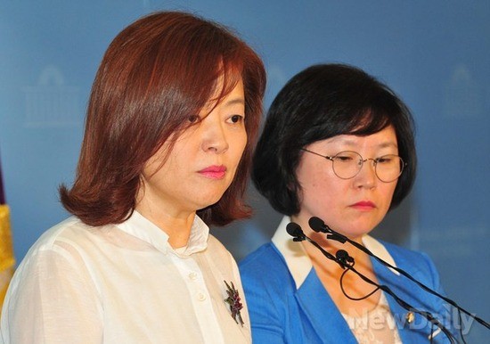 ▲ [국정원 국정조사 특위]의 제척 대상이면서도 끝까지 버티기로 일관하던 민주당 진선미(좌) 의원과 김현 의원. ⓒ이종현 기자