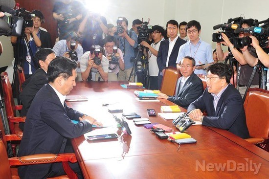 ▲ 국정원 국정조사 특위 여야 간사인 새누리당 권성동 의원(우)과 민주당 정청래 의원이 17일 오후 서울 여의도 국회에서 협의를 갖고 있다. ⓒ이종현 기자