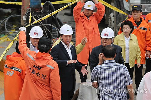 ▲ 15일 오후 서울 동작구 노량진 배수지에서 하수관 부설 작업을 하던 근로자 7명이 수몰돼 1명이 사망하고 6명이 실종되는 사고가 발생했다. 박원순 시장이 현장을 방문, 취재진의 질문에 답하고 있다.ⓒ연합뉴스