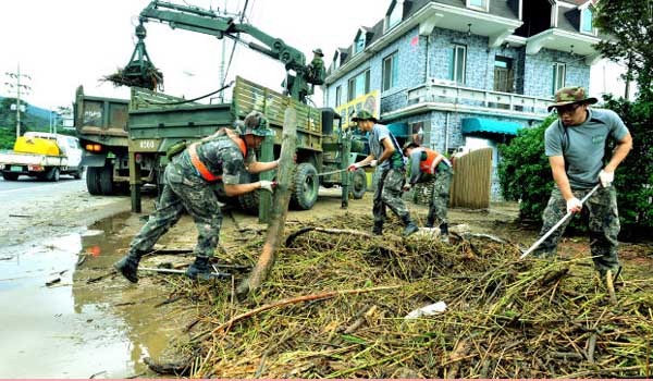 ▲ 국방부는 전시 긴급복구 상호지원 협의각서를 개정했다. 긴급복구 분야에 상하수도와 전력시설을 처음 포함시켰다. 사진은 수해지역을 복구하는 군 장병들.