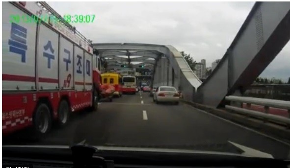 ▲ 노량진 참사가 일어난 사고 당일 119 특수구조대 차량에 양보를 외면한 운전자들의 모습을 담은 동영상.ⓒ 동영상 화면 캡처