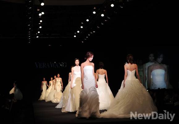 ▲ 베라왕 브라이드 2013 가을 컬렉션의 피날레