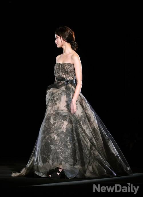▲ 쇼의 오프닝을 장식한 신인 여배우 하연수의 드레스 자태
