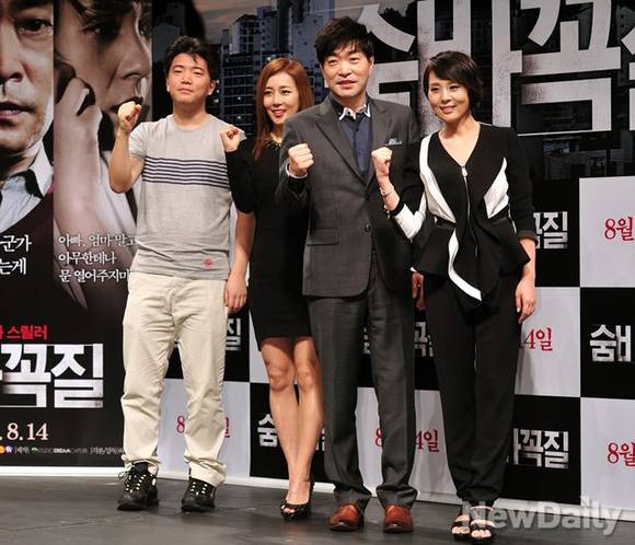 ▲ 영화 숨바꼭질의 허정 감독, 문정희, 손현주, 전미선이 화이팅을 외치고 있다.