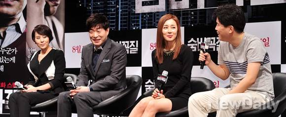 ▲ 화기애애한 현장 분위기, 허정감독의 말에 배우들이 웃고 있다.