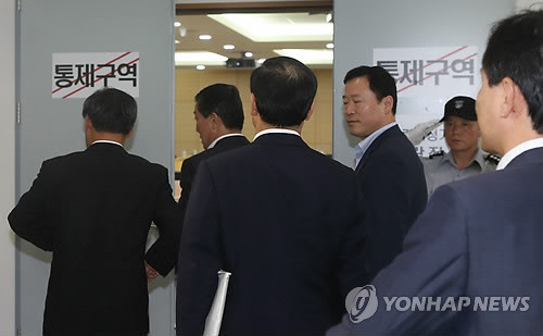 ▲ 17일 오후 경기도 성남 국가기록원에서 여야 열람위원들이 2007년 남북정상회담 대화록 및 관련 자료 2차 예비열람을 위해 회의실로 들어가고 있다.ⓒ연합뉴스