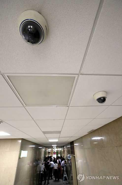 ▲ 남북 정상회담 대화록 열람실 주변의 CCTV. 여야가 2007년 남북정상회담 회의록 열람에 본격 착수한 가운데 16일 2007년 제2차 남북정상회담 자료열람실로 이용될 국회 운영위 소회의실이 언론에 공개됐다.ⓒ연합뉴스