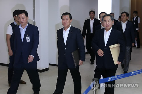 ▲ 황진하 새누리당 의원(가운데), 우윤근 민주당 의원(오른쪽) 등 여야 열람위원들이 17일 오후 경기도 성남 국가기록원에서 2007년 남북정상회담 대화록 및 관련 자료 2차 예비열람을 위해 회의실로 들어가고 있다.ⓒ연합뉴스