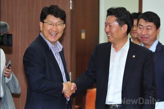 ▲ 국가정보원 댓글의혹 사건 등의 진상규명을 위한 국정조사 특별위원회 권성동 새누리당 간사(왼쪽)와 정청래 민주당 간사가 18일 오전 특위 회의실에서 열린 첫 전체회의에서 악수를 하고 있다.ⓒ이종현 기자