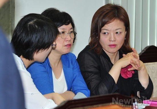 ▲ 국정원 여직원 인권유린 당사자로 지목돼 국조특위 위원을 사퇴한 민주당 김현(왼쪽)-진선미 의원이 18일 오전 국회 특위 회의실에서 열린 국정원 국조특위 첫 전체회의를 찾아 의원석 뒤쪽에서 회의를 지켜보며 이야기하고 있다.ⓒ이종현 기자