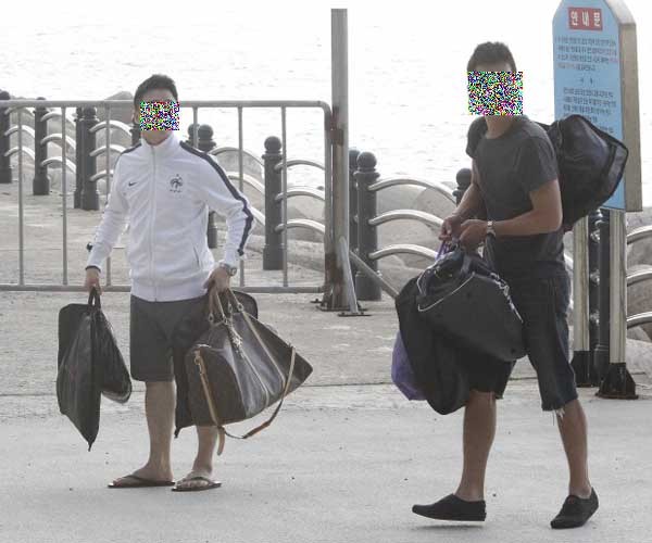 ▲ 사진 속 젊은이들은 군인일까 민간인일까? 그 '중간종족'인 '연예병사'라고 한다.