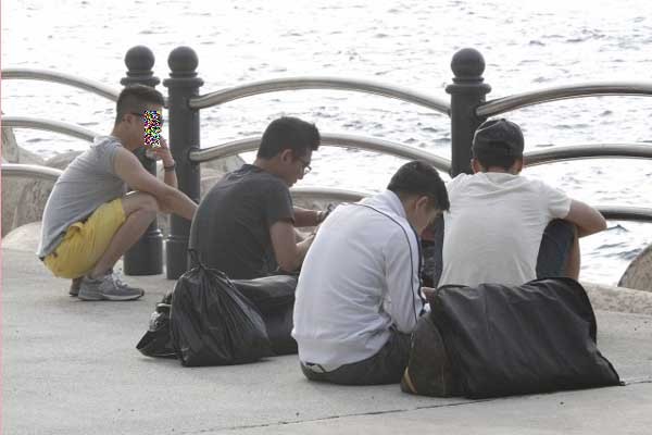 ▲ 연예병사들의 모습에선 군기는 커녕 기본예의조차 찾기 어렵다.