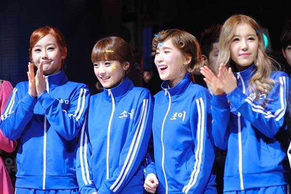 ▲ 최근 군인들의 인기를 얻고 있는 걸그룹 '크레용팝'. 이제는 이런 그룹들이 위문공연에 나와야 한다.