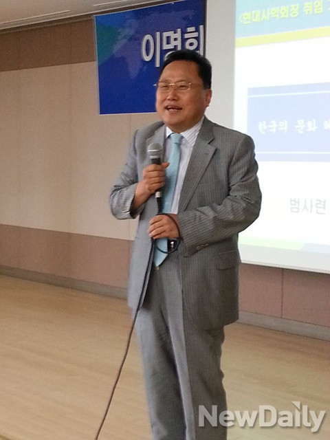 ▲ 한국현대사학회 회장 이명희 교수. 18일 서울 종로구 경희궁길 서울교총회관에서 취임 기념 강연을 펼쳘다. ⓒ윤희성