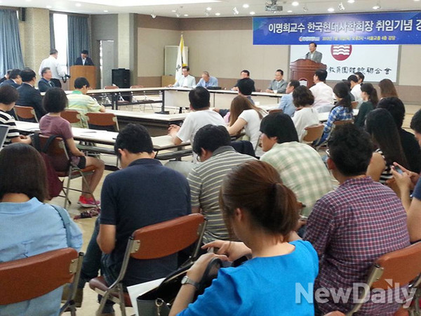 ▲ 한국현대사학회 회장 이명희 교수는 18일 서울 종로구 경희궁길 서울교총회관에서 취임 기념 강연을 펼쳘다. ⓒ윤희성