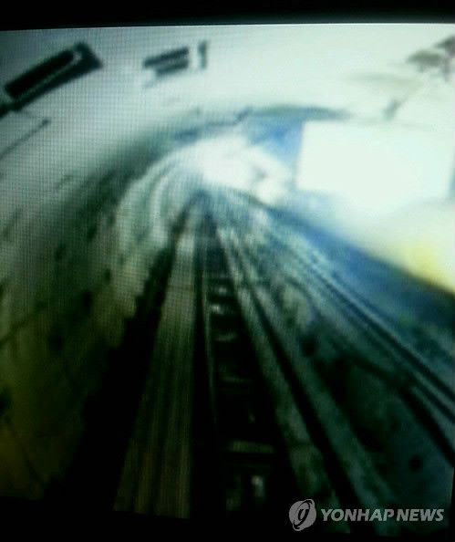 ▲ 서울 노량진 상수도관 수몰사고로 숨진 고 임경섭씨가 한달 전 누나에게 보낸 배수구 터널 내부 사진을 가족들이 18일 공개했다.ⓒ 연합뉴스