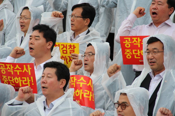 ▲ 지난해 7월 18일 '정치검찰 공작수사 대책특별위원회' 위원인 임내현 의원이 대선자금수사촉구 및 정치검찰공작수사 규탄대회에 참가, 구호를 외치고 있다.ⓒ임내현 의원 사이트