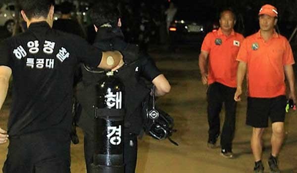 ▲ '짝퉁 해병대 캠프'로 실종된 고교생 5명 수색작업을 하고 있는 해경특공대의 모습. [사진: SBS 보도화면 캡쳐]