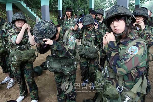 ▲ 이번 사고로 '짝퉁 해병대 캠프'는 사라지겠지만, 이런 '장사꾼'들은 또 다른 이름의 '캠프'를 차릴 가능성이 높다. 사진은 2009년 특전사 체험캠프. [사진: 연합뉴스].