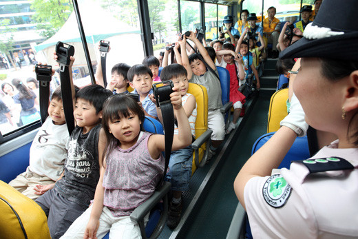 ▲ 진은 안전띠의 중요성을 교육받고 있는 어린이들. ⓒ 연합뉴스