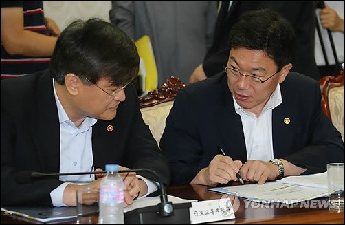 ▲ 윤상직 산업통상부 장관(오른쪽)과 서승환 국토교통부 장관이 19일 정부서울청사에서 열린 국가정책조정회의에서 대화하고 있다. 2013.7.19 ⓒ 연합뉴스