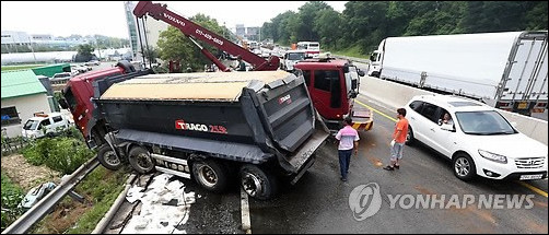 ▲ 윤상직 산업통상부 장관(오른쪽)과 서승환 국토교통부 장관이 19일 정부서울청사에서 열린 국가정책조정회의에서 대화하고 있다. 2013.7.19 ⓒ 연합뉴스