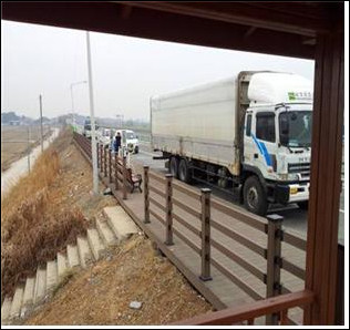 ▲ 윤상직 산업통상부 장관(오른쪽)과 서승환 국토교통부 장관이 19일 정부서울청사에서 열린 국가정책조정회의에서 대화하고 있다. 2013.7.19 ⓒ 연합뉴스