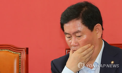 ▲ 최경환 새누리당 원내대표가 19일 오전 국회에서 열린 주요당직자회의에서 참석자 발언을 듣고 있다. ⓒ연합뉴스