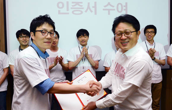 ▲ LG전자가 18일 서울 양재동 LG전자 서초R&D캠퍼스에서 ‘LG전자 소프트웨어 코딩 전문가(Coding Expert) 2기 인증식’을 개최했다. MC연구소 이경민 주임연구원이 CTO 안승권 사장으로부터 인증서를 받고 있다.