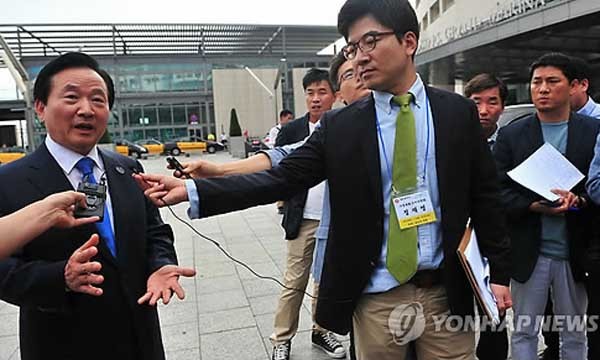 ▲ 2019 세계수영선수권대회 유치 활동 중 인터뷰를 하는 강운태 광주시장. [사진: 연합뉴스]