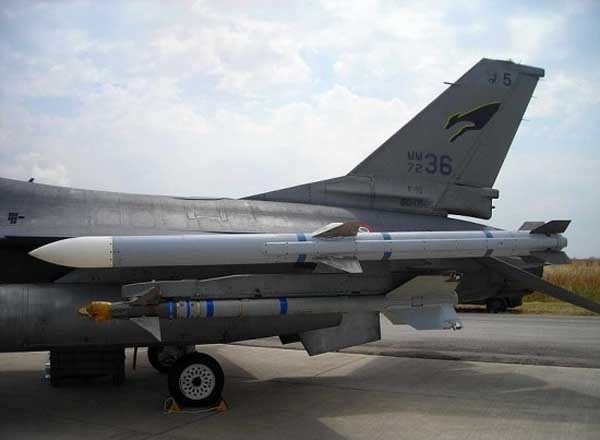 ▲ 우리 정부가 미국에 구매의사를 밝힌 AIM-120C 암람 미사일(위). 중거리 공대공 미사일이다. 아래는 단거리용 AIM-9 사이드와인더 미사일.