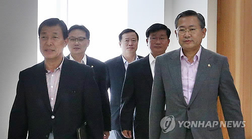 ▲ 20일 오후 경기 성남시 국가기록원에서 여야 열람위원들이 남북정상회담 회의록 예비열람을 위해 열람장소로 향하고 있다. 왼쪽부터 새누리당 황진하, 조명철 의원, 오른쪽부터 민주당 박남춘, 전해철 의원.ⓒ연합뉴스