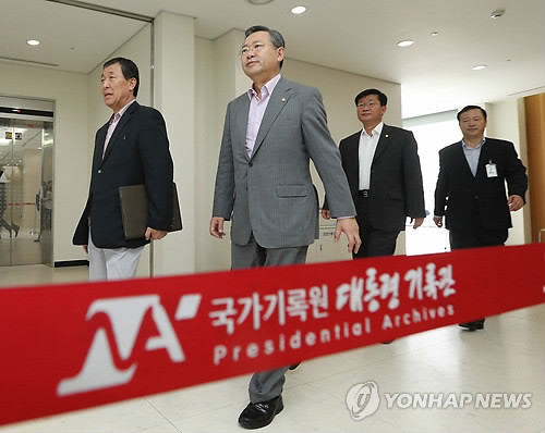 ▲ 20일 오후 경기 성남시 국가기록원에서 여야 열람위원들이 남북정상회담 회의록 예비열람을 위해 열람장소로 향하고 있다. 왼쪽부터 새누리당 황진하 의원, 민주당 박남춘, 전해철 의원.ⓒ연합뉴스