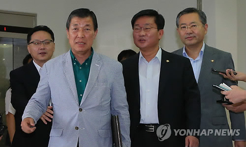 ▲ 조명철(왼쪽부터), 황진하 새누리당 열람위원, 전해철, 박남춘 민주당 열람위원이 21일 오후 경기 성남시 국가기록원에서 2007 남북정상회담 대화록을 찾기 위한 재검색을 하기 위해 대통령지정기록물 열람실로 들어서고 있다.ⓒ연합뉴스